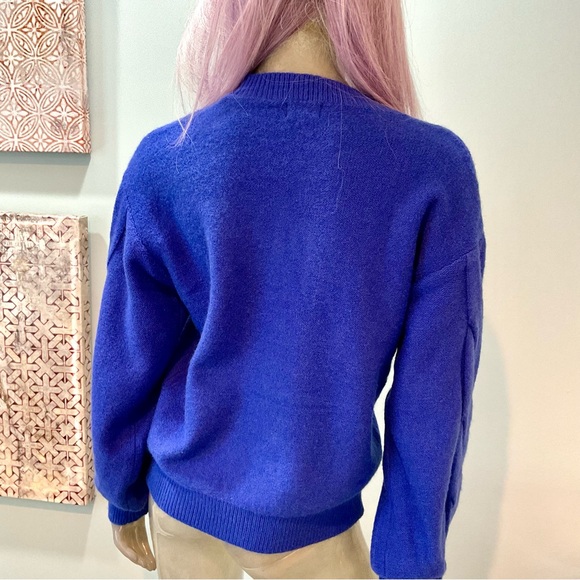 On twelfth “Hello” Sweater - Picture 6 of 8